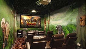 Jumanji - Welcome to the Jungle themed movie theater in a house!